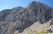 31 Un breve traverso ghiaioso porta al Canalino Nord. Lassù la croce di vetta si fa sempre più vicina...